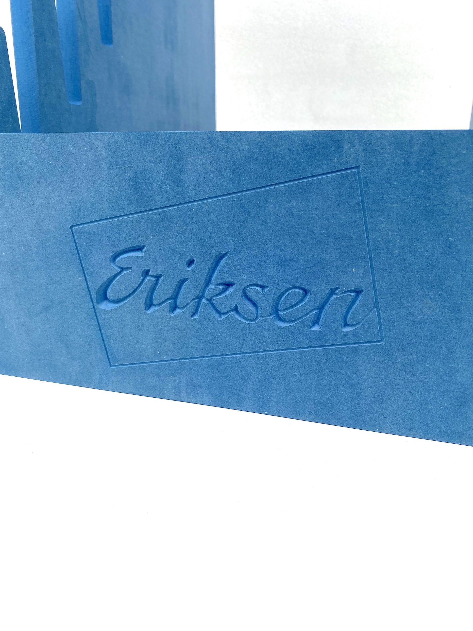 CNC V-bit gravering af logo i Eriksen Display